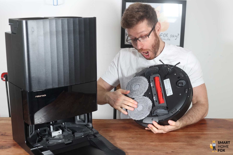 Die rotierenden Wischmopps des Roborock Q Revo sind von unten zu sehen.